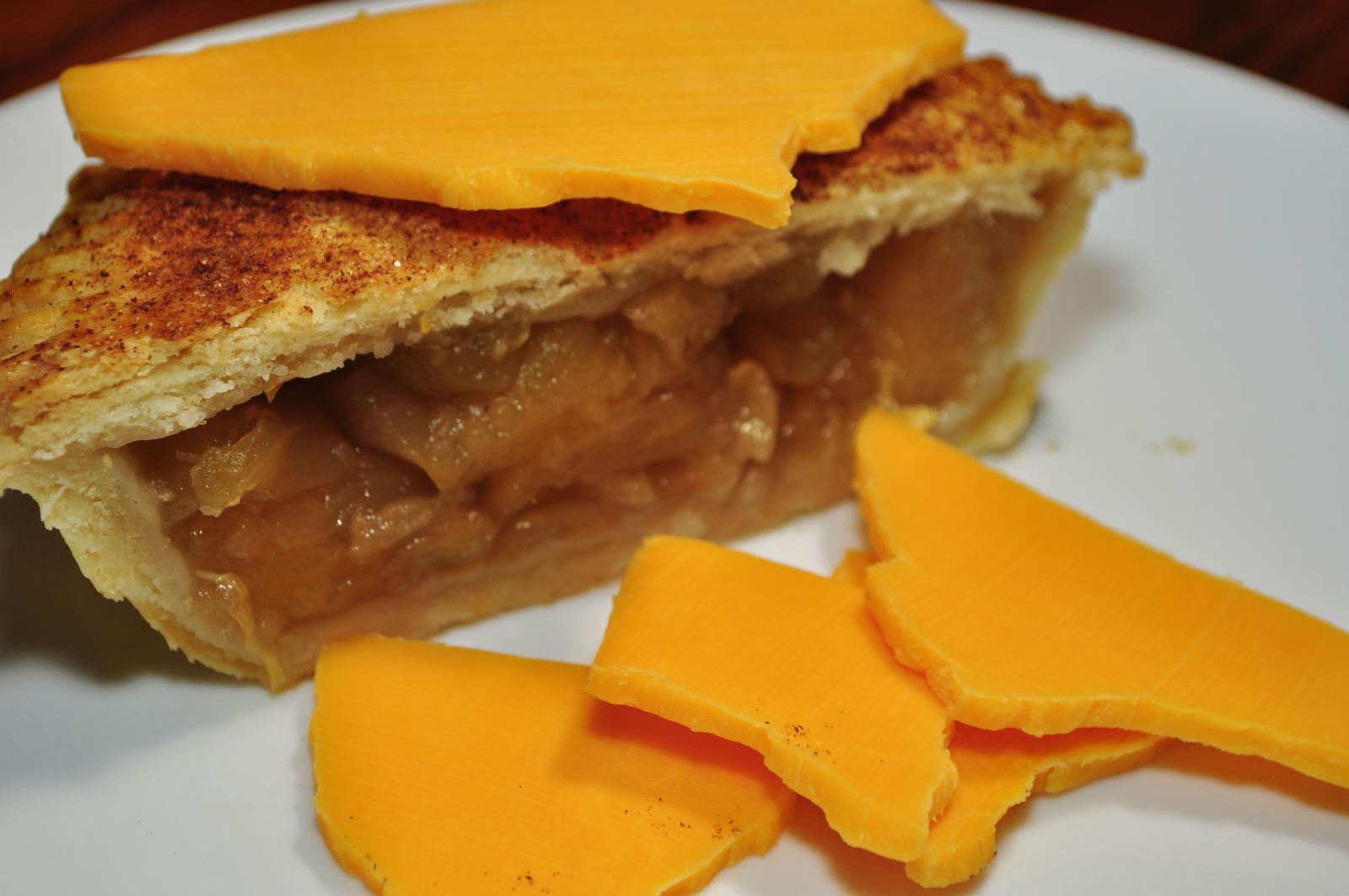 Mmm...cheddar_cheese_and_apple_pie_(5286947972).jpg
