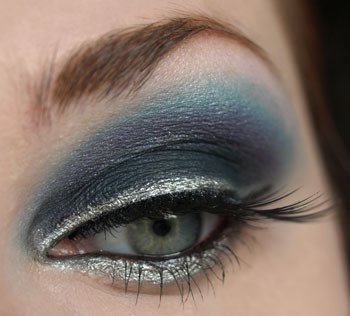 dark-blue-silver-eyeshadow-idea.jpg